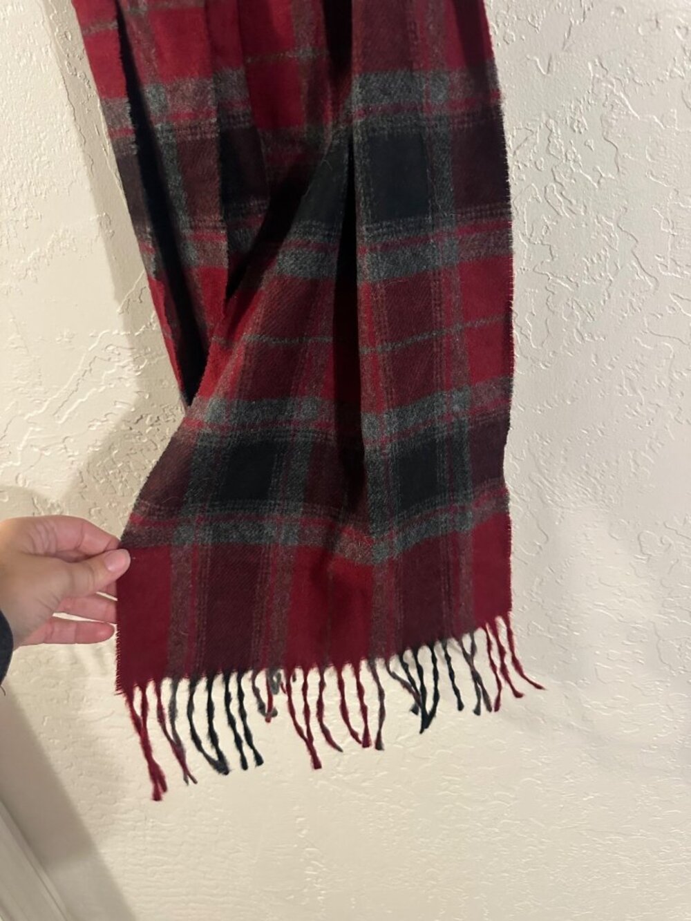 Roundtree & Yorke Lambswool Red & Grey Plaid Fall Winter Plaid Scarf - Picture 2 of 4